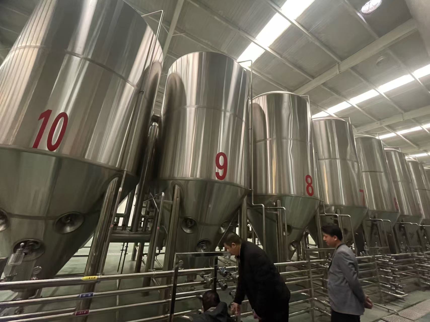 西山精酿啤酒设备厂—平面布置、设备设计、制造、调试、培训等一条龙服务